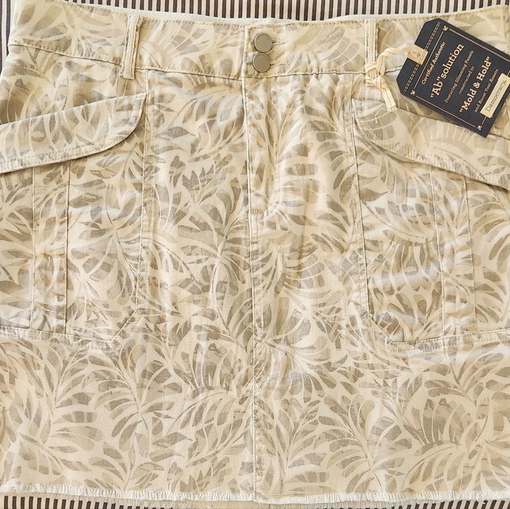 NWT Democracy Maddie Ab-solution Utility Skirt 14